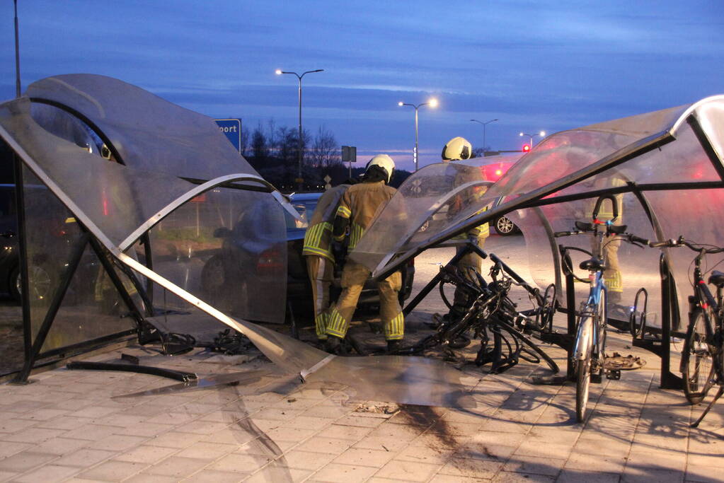 Ravage nadat auto door fietshok heen rijdt
