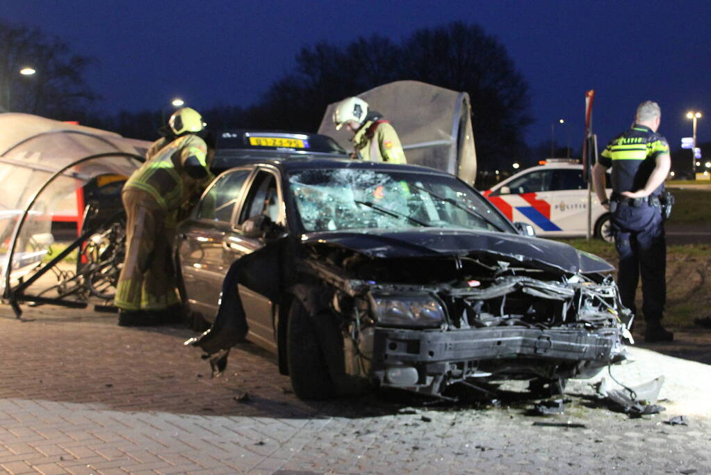 Ravage nadat auto door fietshok heen rijdt