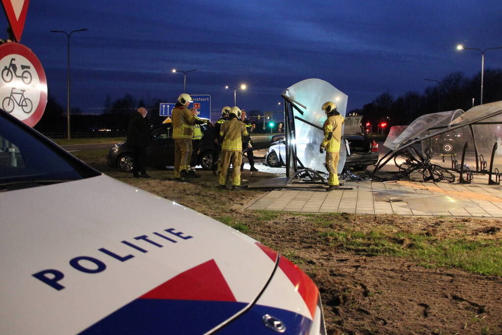 Ravage nadat auto door fietshok heen rijdt