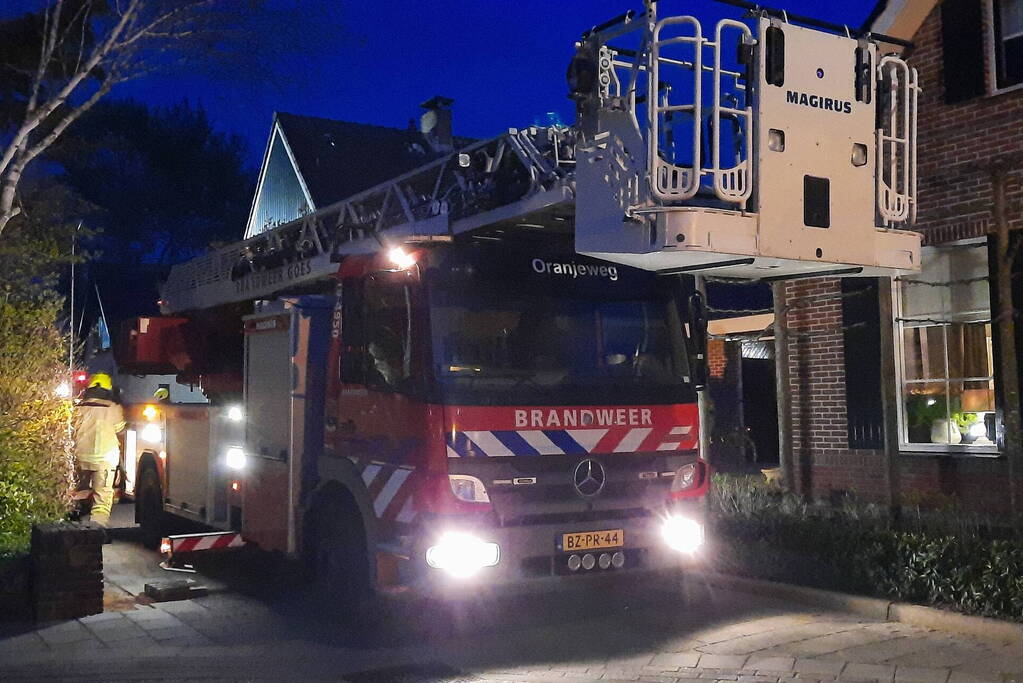 Brand in schoorsteen van woning