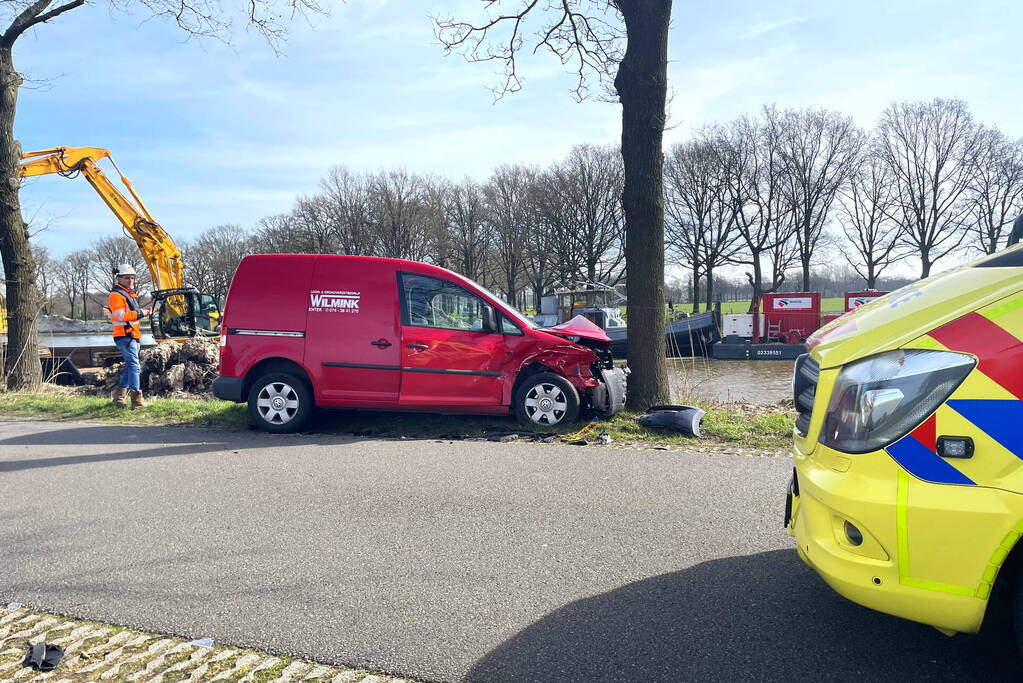 Bestelbus en personenwagen betrokken bij botsing