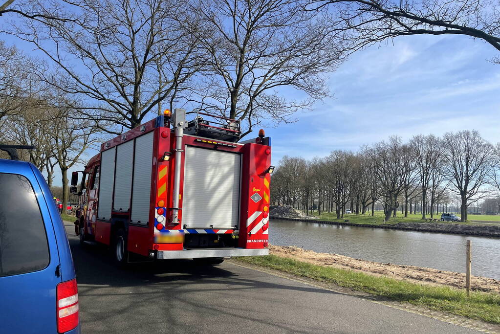 Bestelbus en personenwagen betrokken bij botsing