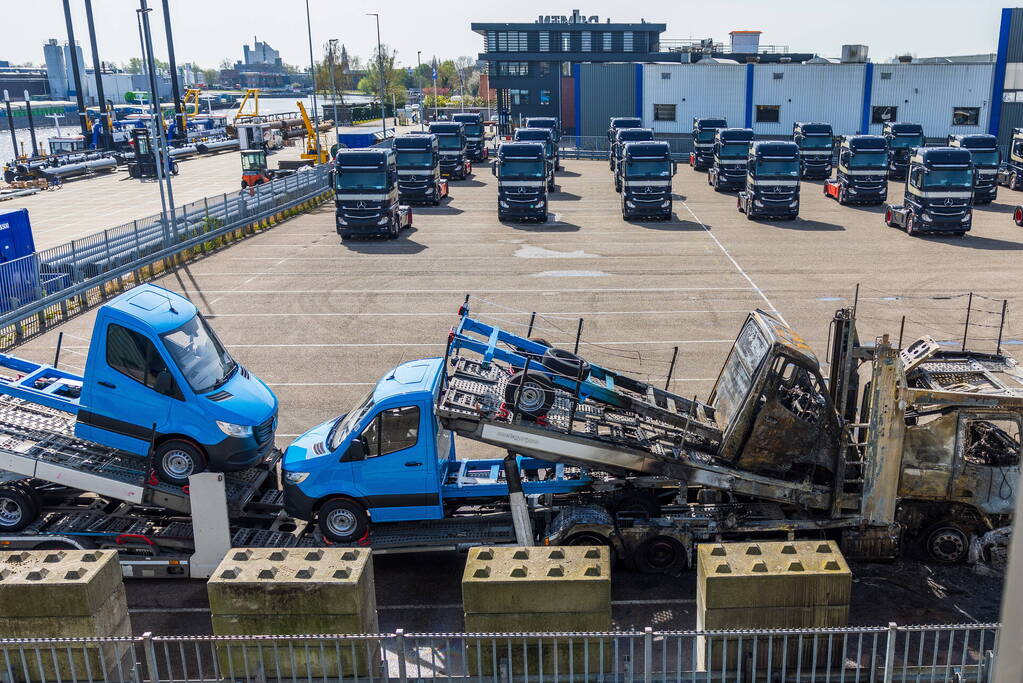 Vrachtwagen met oplegger brandt uit op terrein Koopman Cargo