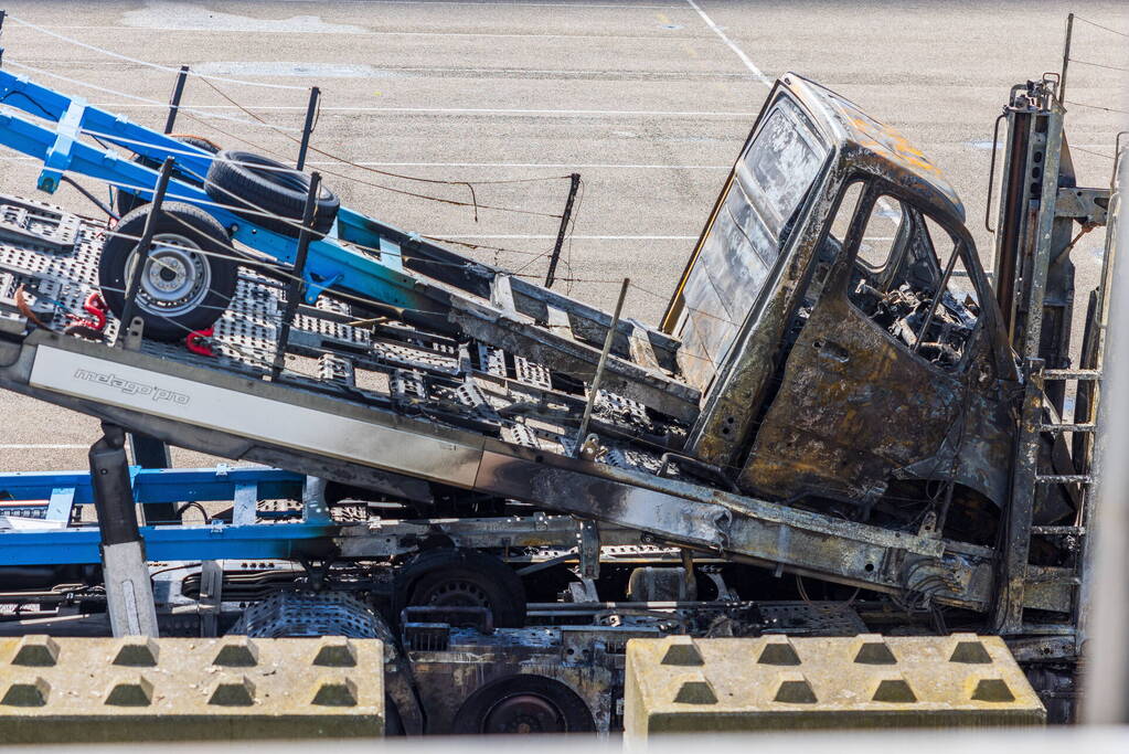 Vrachtwagen met oplegger brandt uit op terrein Koopman Cargo