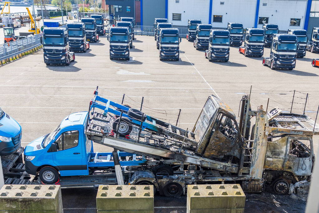Vrachtwagen met oplegger brandt uit op terrein Koopman Cargo