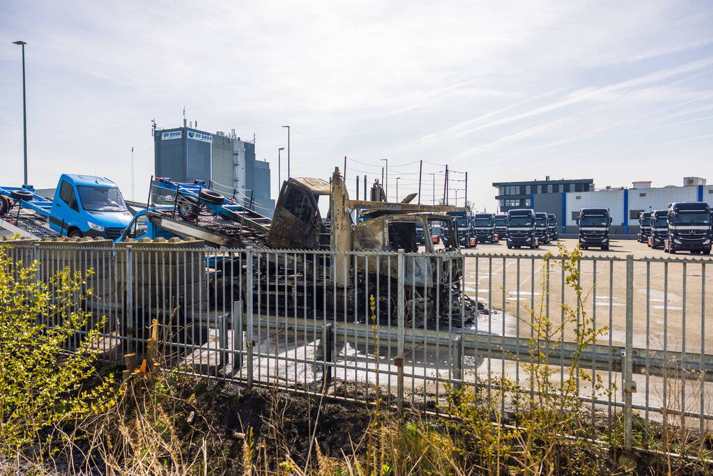 Vrachtwagen met oplegger brandt uit op terrein Koopman Cargo