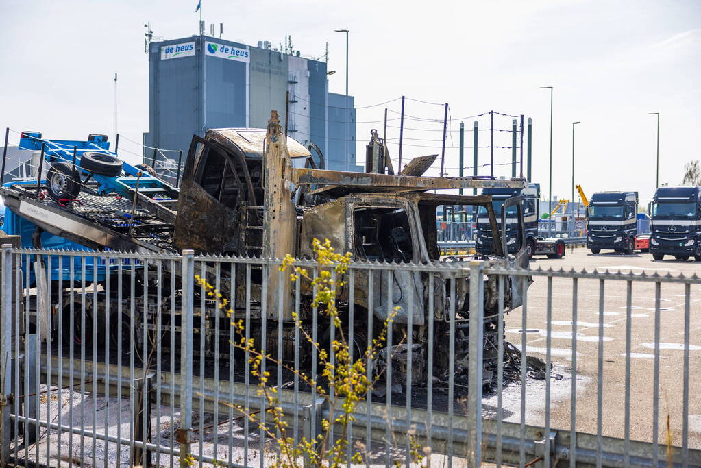 Vrachtwagen met oplegger brandt uit op terrein Koopman Cargo