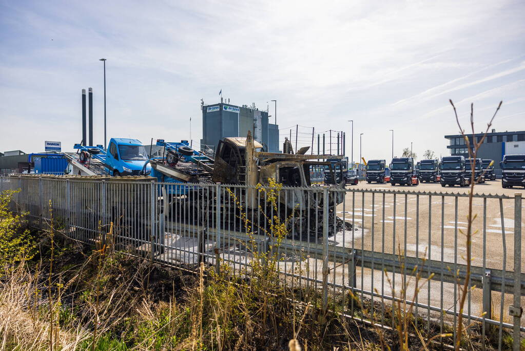 Vrachtwagen met oplegger brandt uit op terrein Koopman Cargo