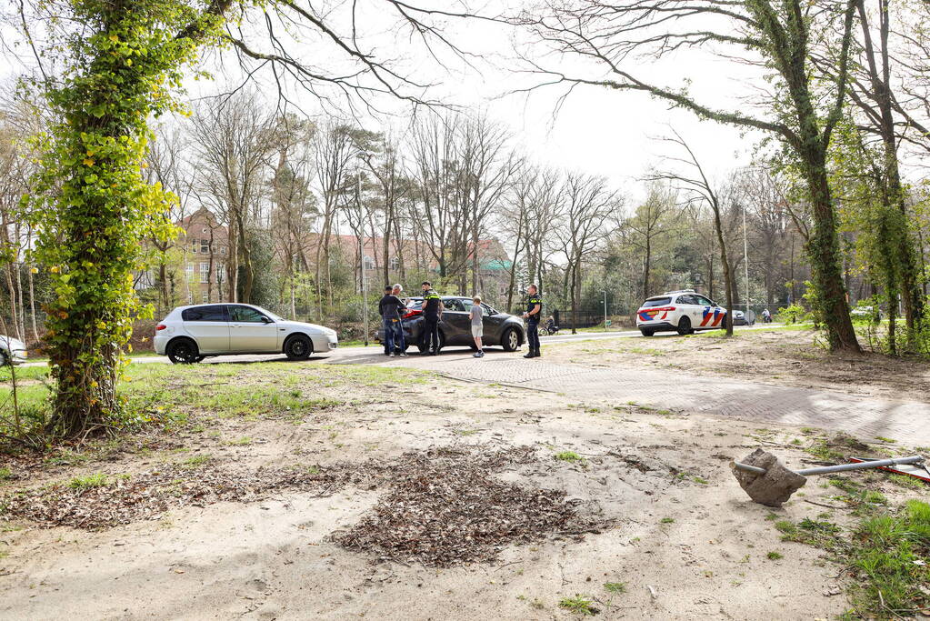 Twee auto's lopen schade op bij botsing