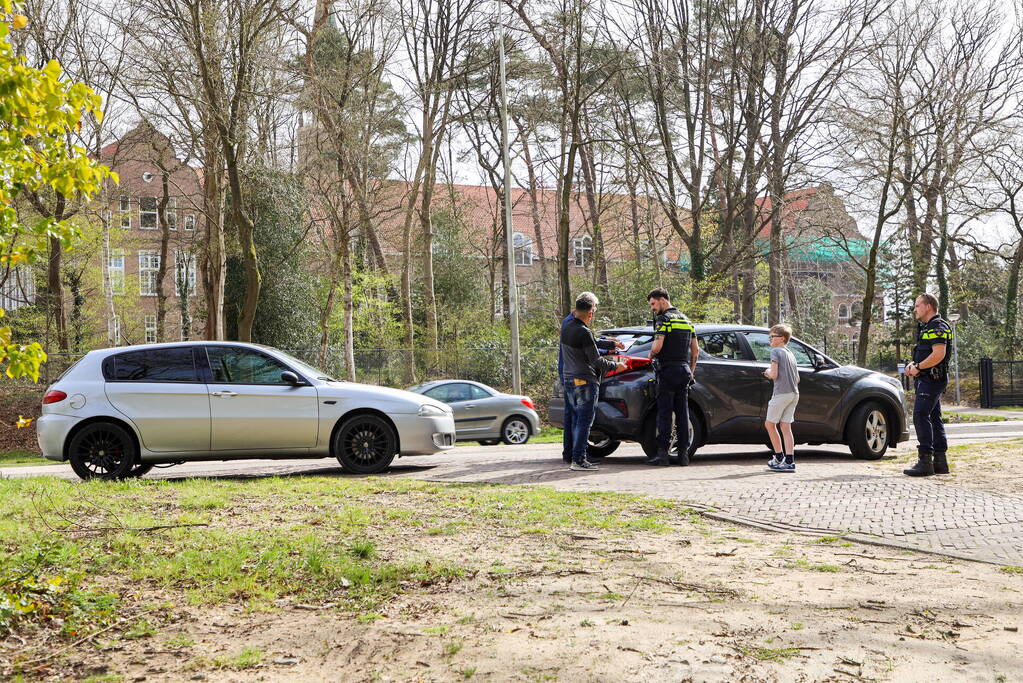 Twee auto's lopen schade op bij botsing