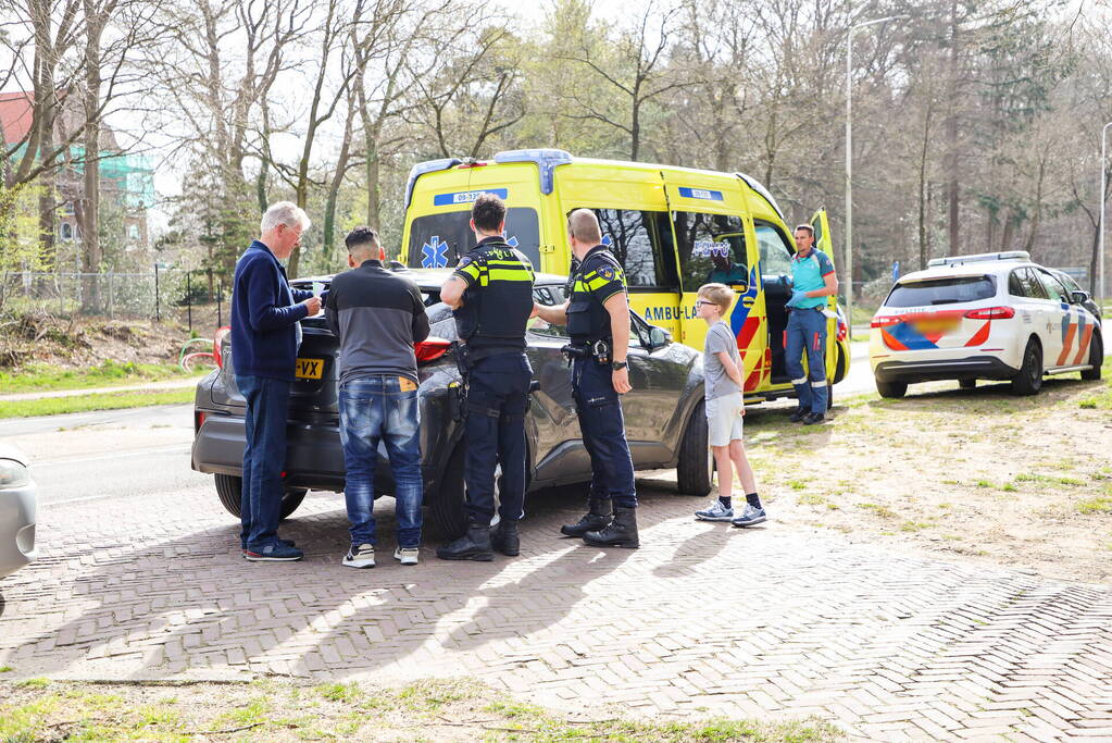 Twee auto's lopen schade op bij botsing