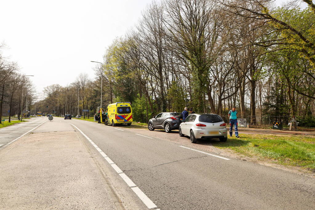 Twee auto's lopen schade op bij botsing