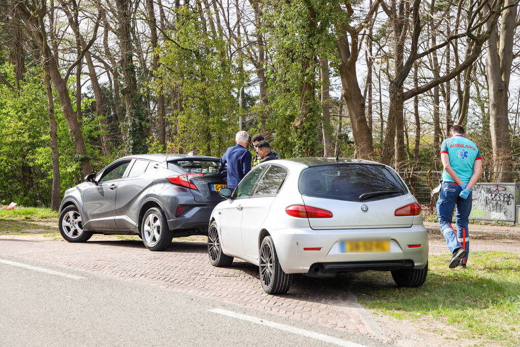 Twee auto's lopen schade op bij botsing