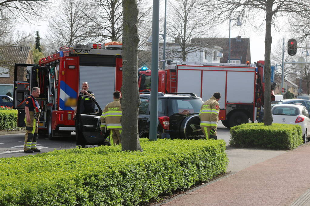 Auto in de kreukels na botsing tegen lantaarnpaal