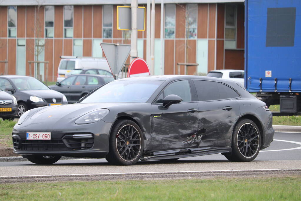 Veel schade na ongeval op kruising