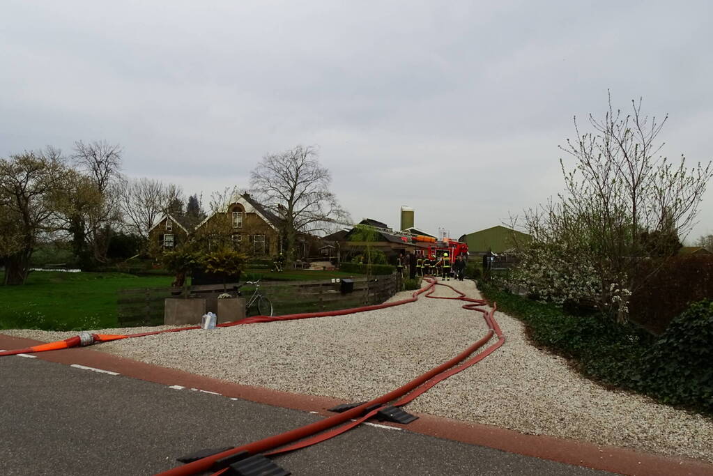 Grote uitslaande brand in boerderij