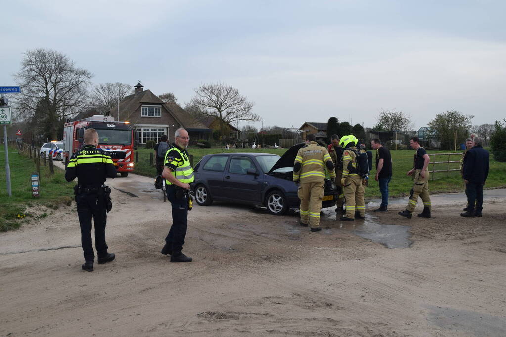 Auto vliegt tijdens rijden in brand