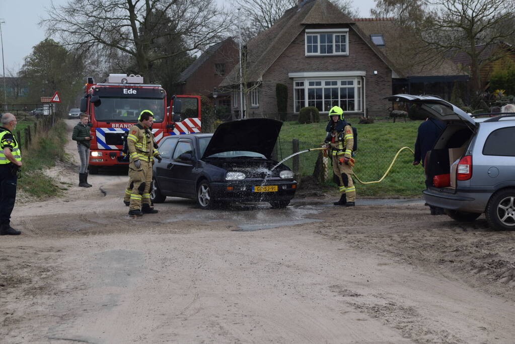 Auto vliegt tijdens rijden in brand