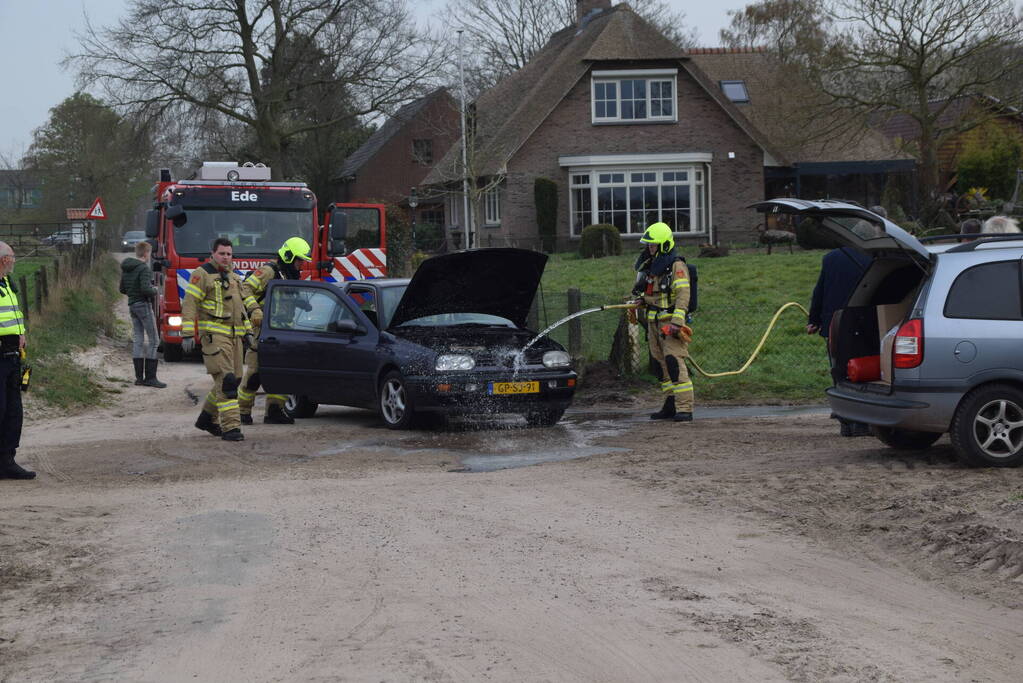 Auto vliegt tijdens rijden in brand
