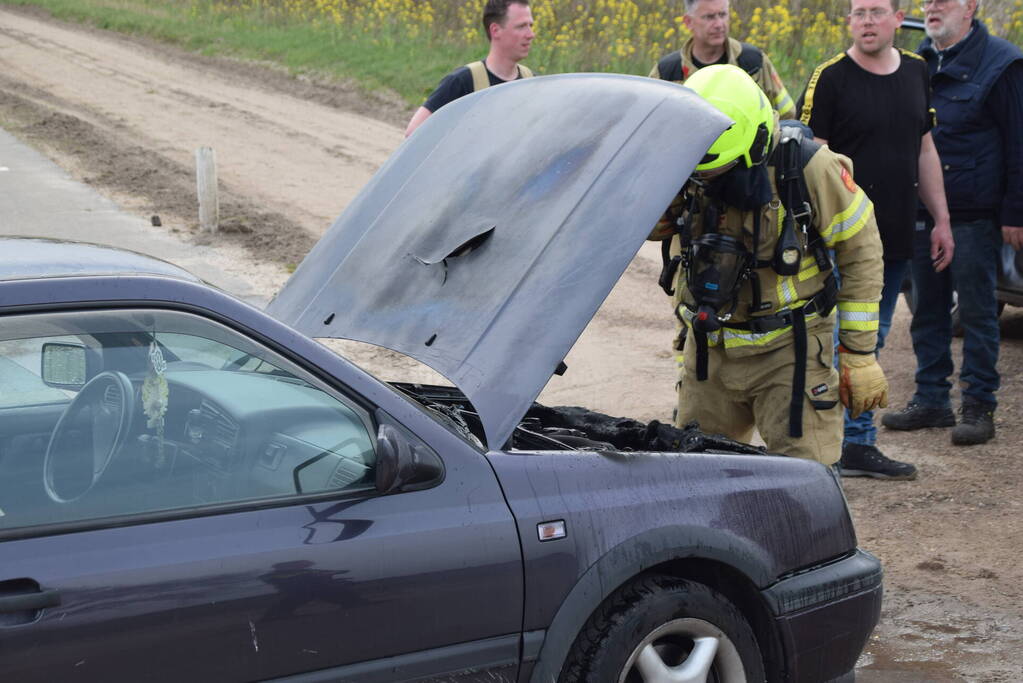 Auto vliegt tijdens rijden in brand