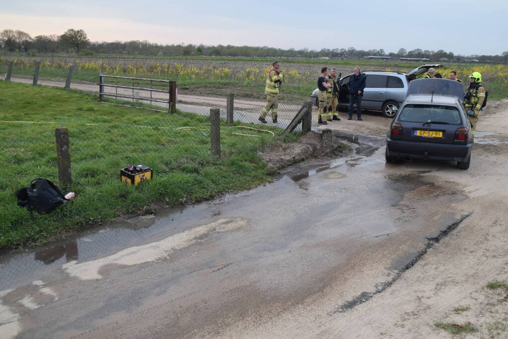 Auto vliegt tijdens rijden in brand