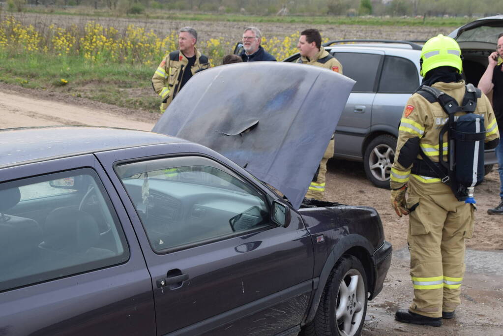 Auto vliegt tijdens rijden in brand