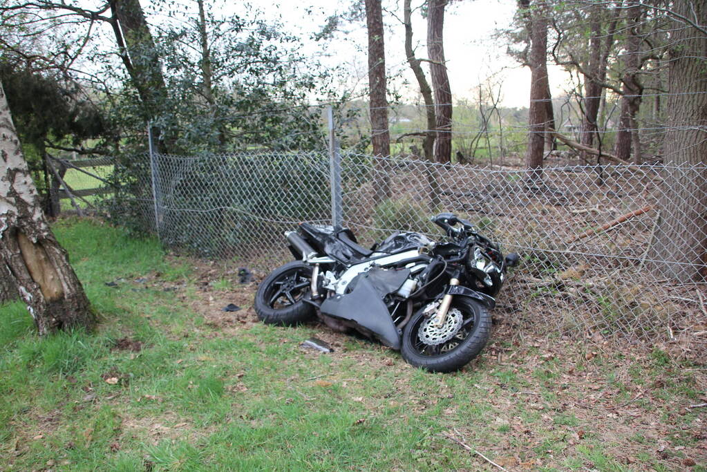 Bestuurder motor gaat ervandoor na ongeval