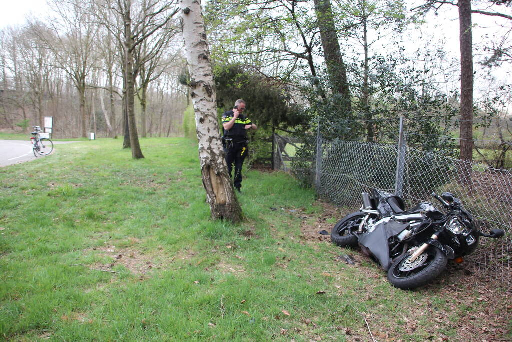 Bestuurder motor gaat ervandoor na ongeval