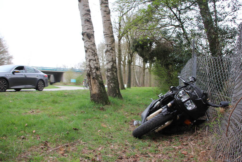 Bestuurder motor gaat ervandoor na ongeval