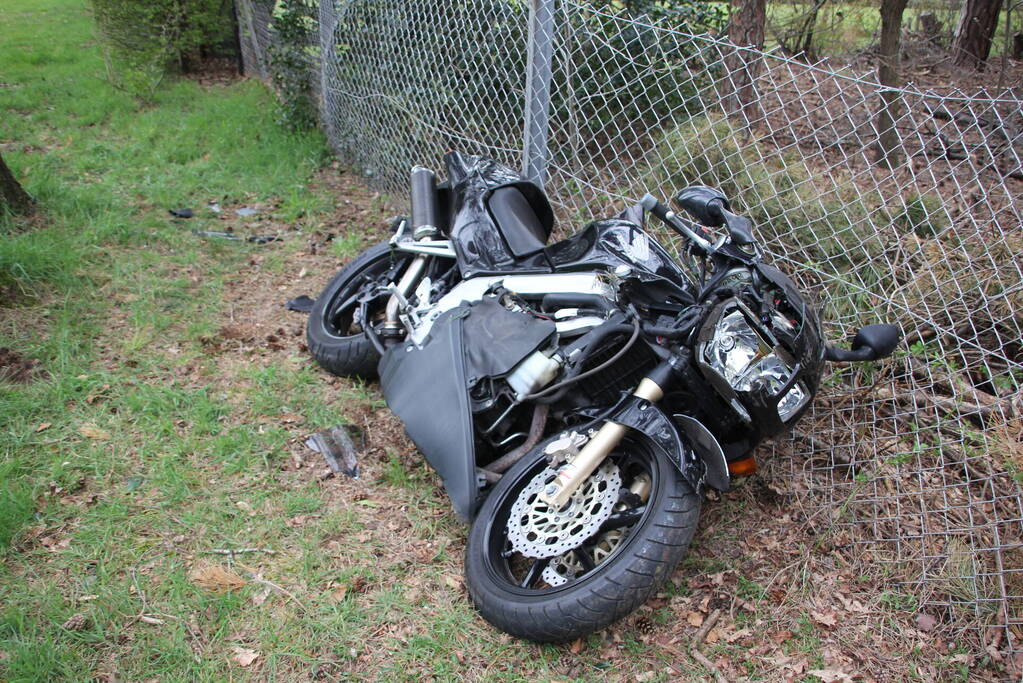 Bestuurder motor gaat ervandoor na ongeval