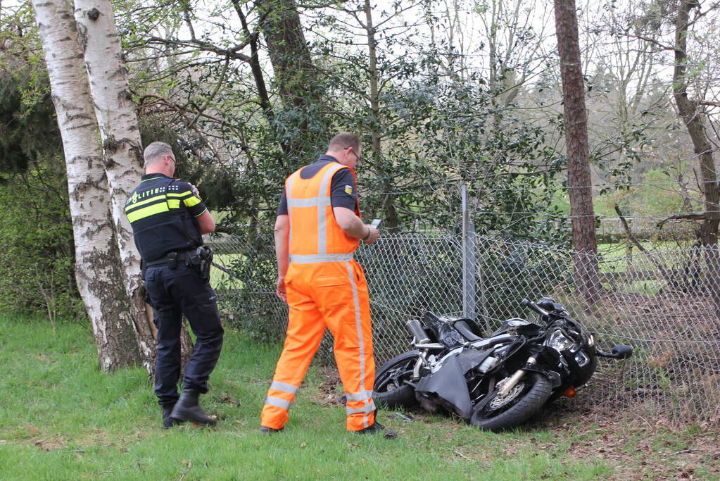 Bestuurder motor gaat ervandoor na ongeval