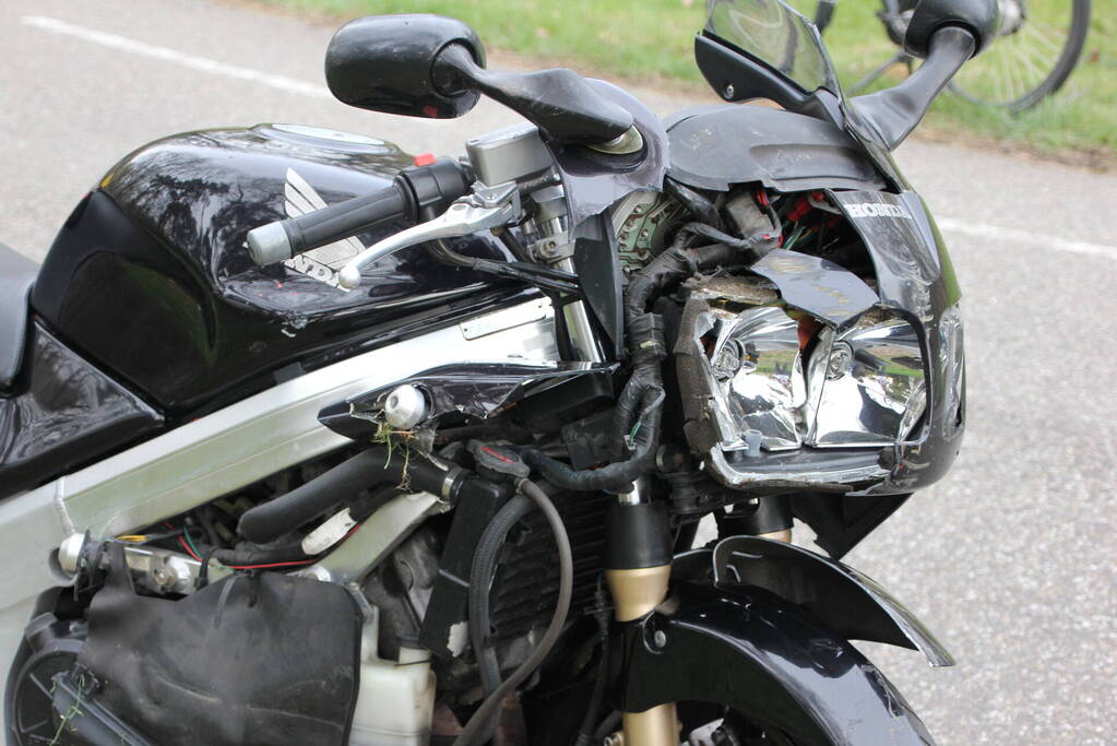 Bestuurder motor gaat ervandoor na ongeval