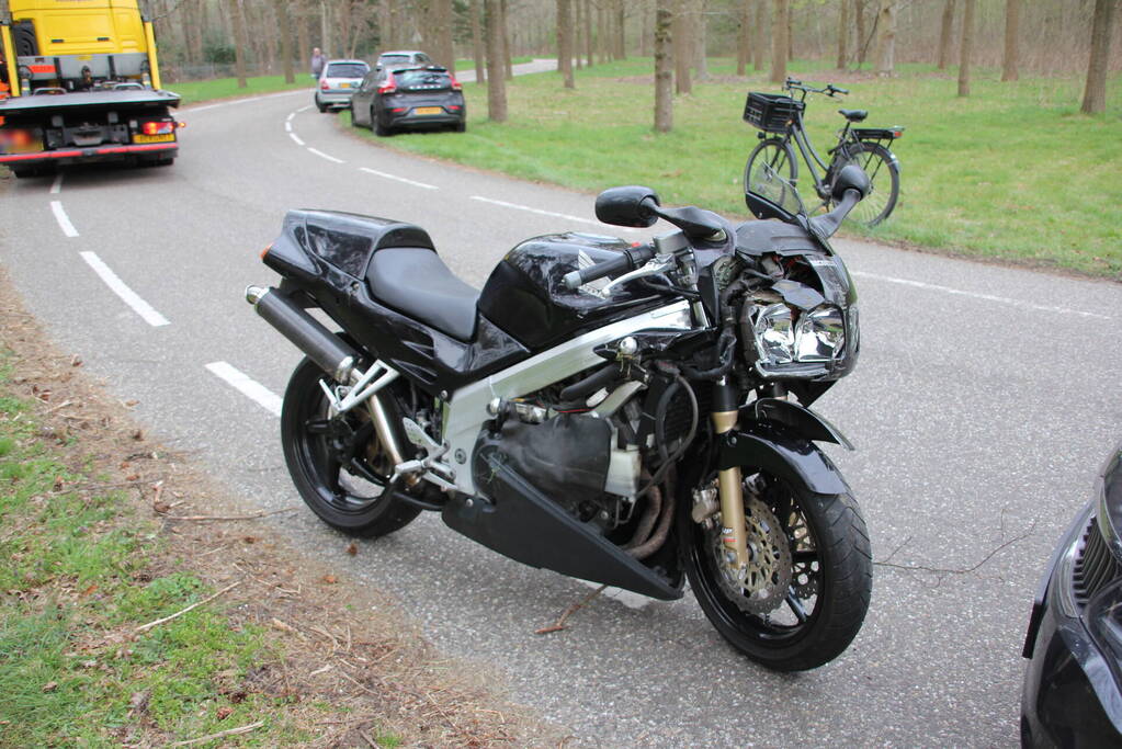 Bestuurder motor gaat ervandoor na ongeval