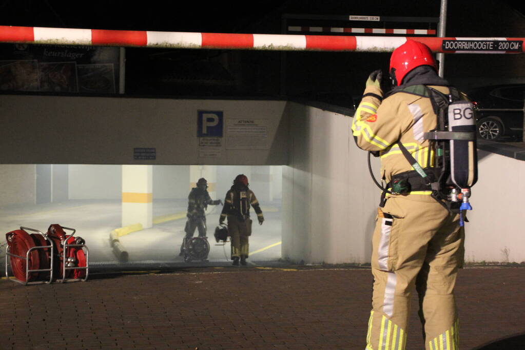 Parkeergarage vol rook na brand