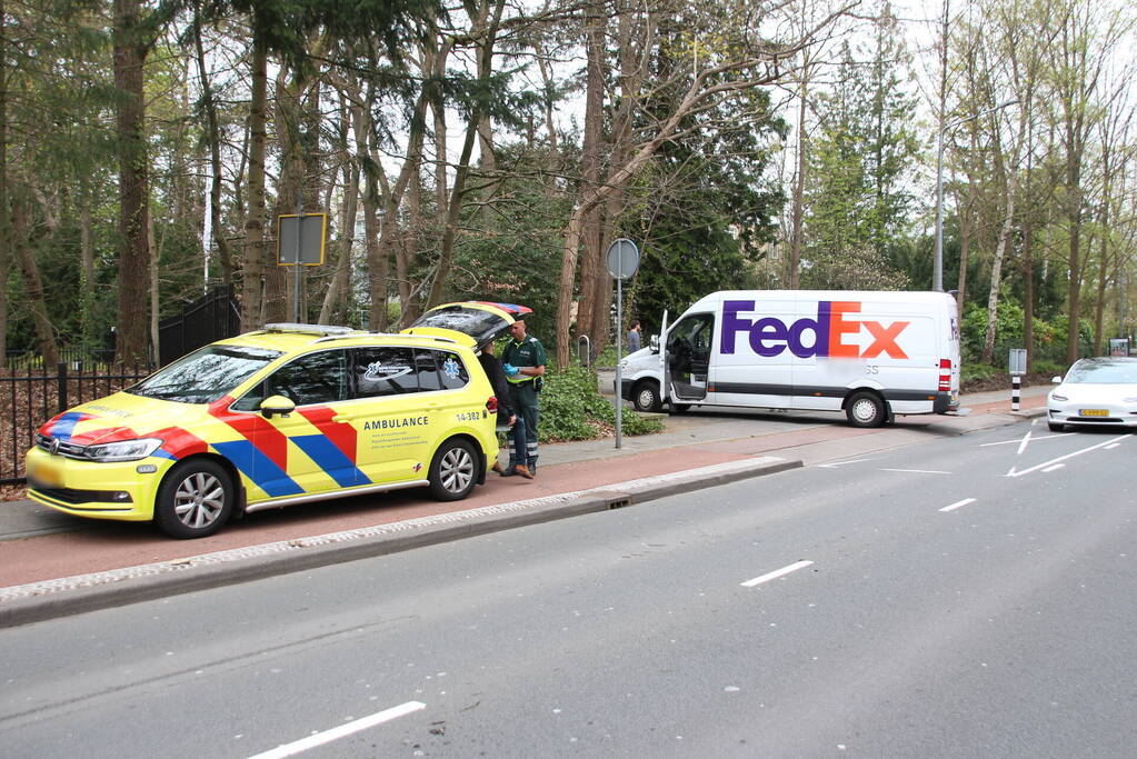 Afslaande pakketbezorger botst op speed pedelec