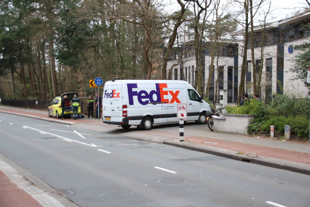 Afslaande pakketbezorger botst op speed pedelec