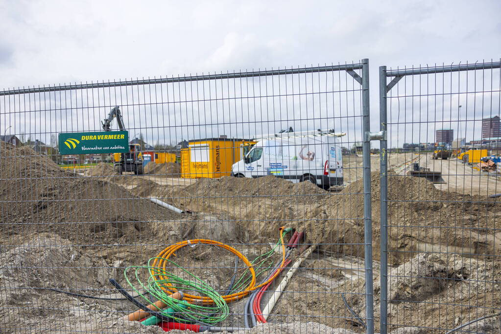 Water spuit uit nieuwe kademuur door gesprongen waterleiding