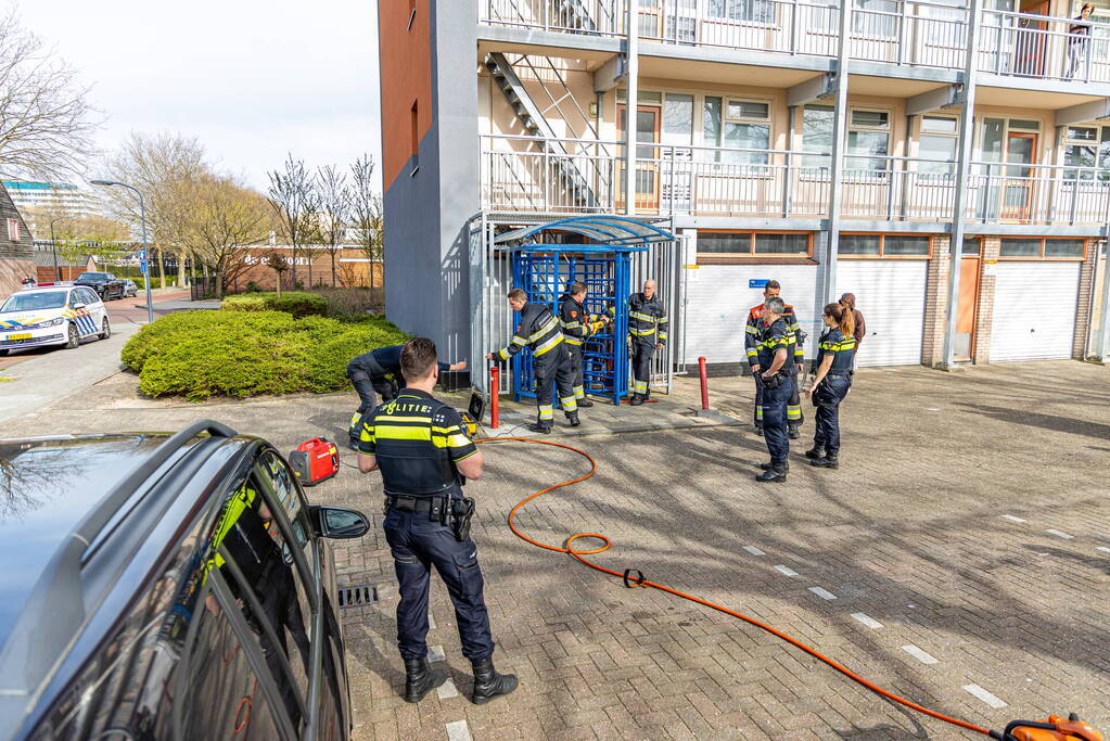 Kind met hoofd vast tussen draaideur