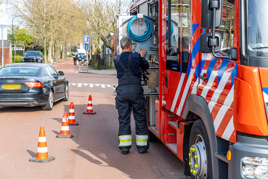 Kind met hoofd vast tussen draaideur