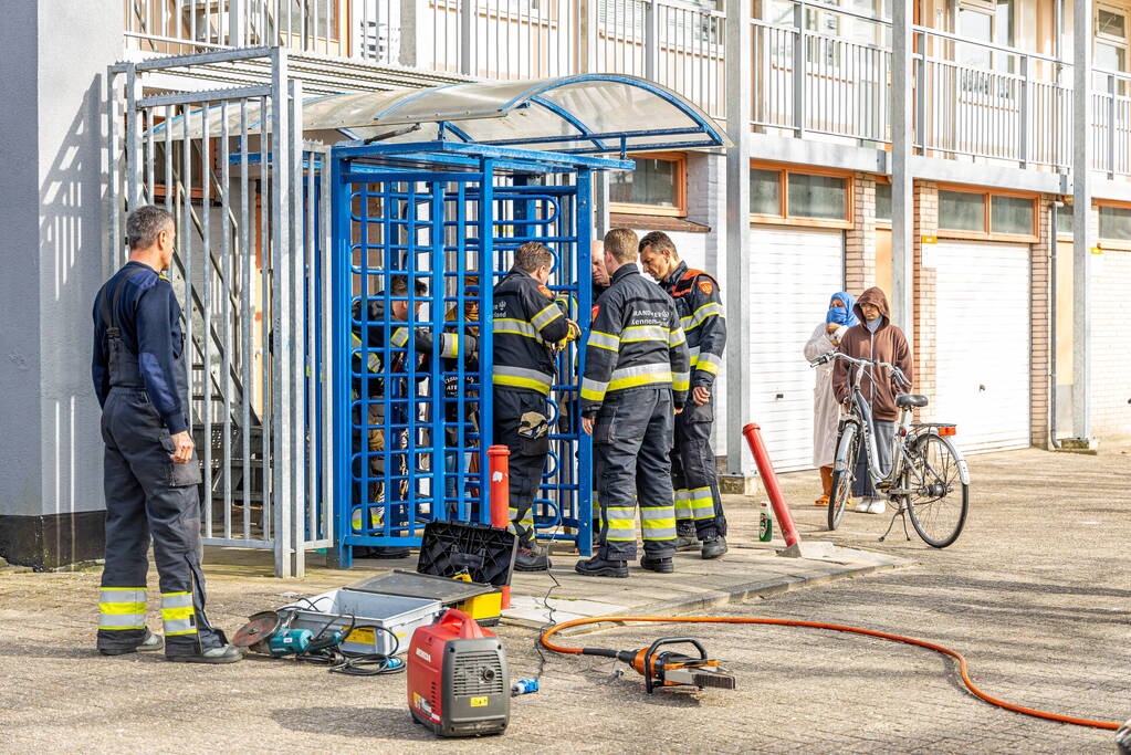 Kind met hoofd vast tussen draaideur