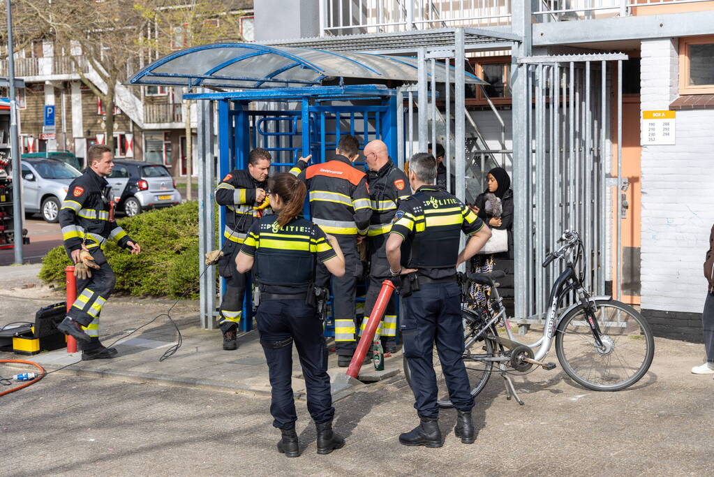 Kind met hoofd vast tussen draaideur