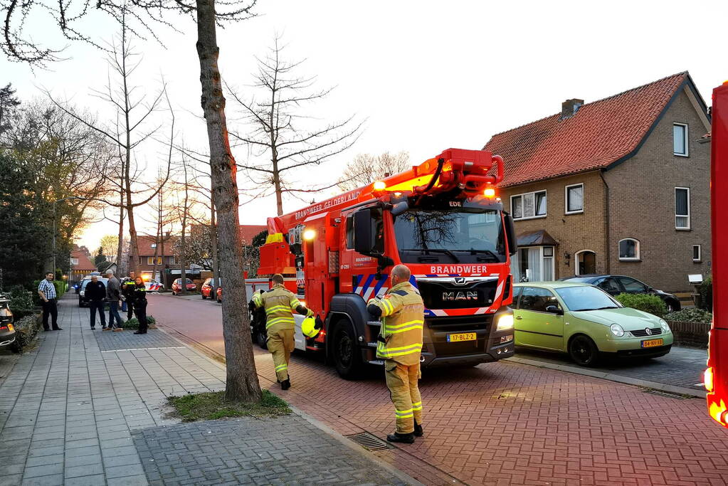 Brandweer inspecteert schoorsteen na brand
