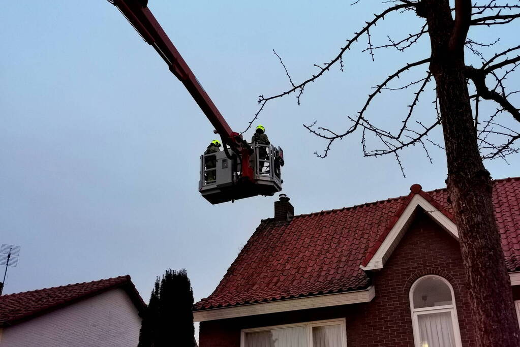 Brandweer inspecteert schoorsteen na brand