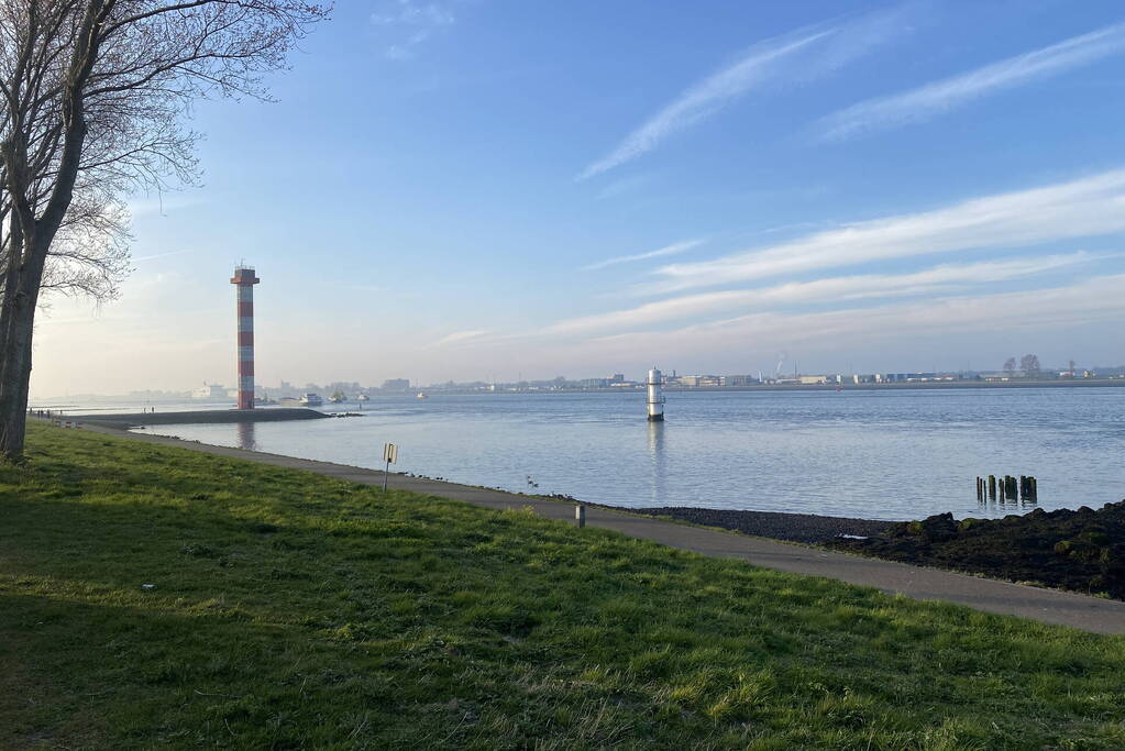 Binnenvaartschip gekapseisd bij Maeslantkering op Nieuwe Waterweg
