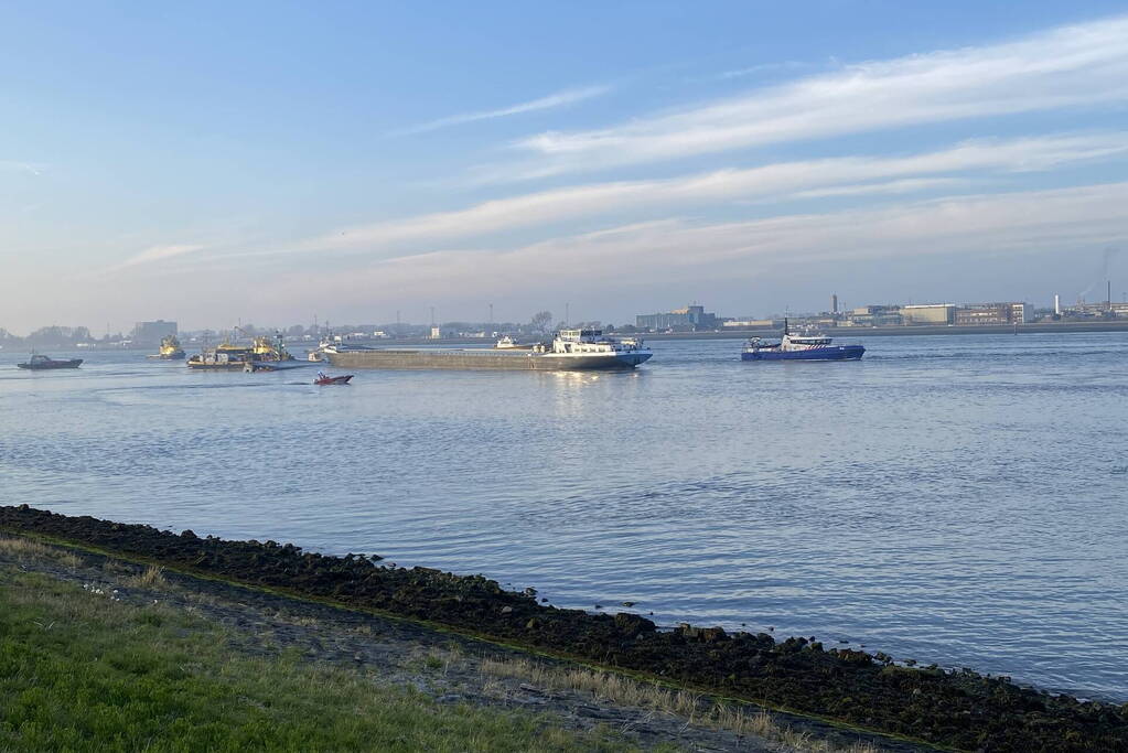 Binnenvaartschip gekapseisd bij Maeslantkering op Nieuwe Waterweg