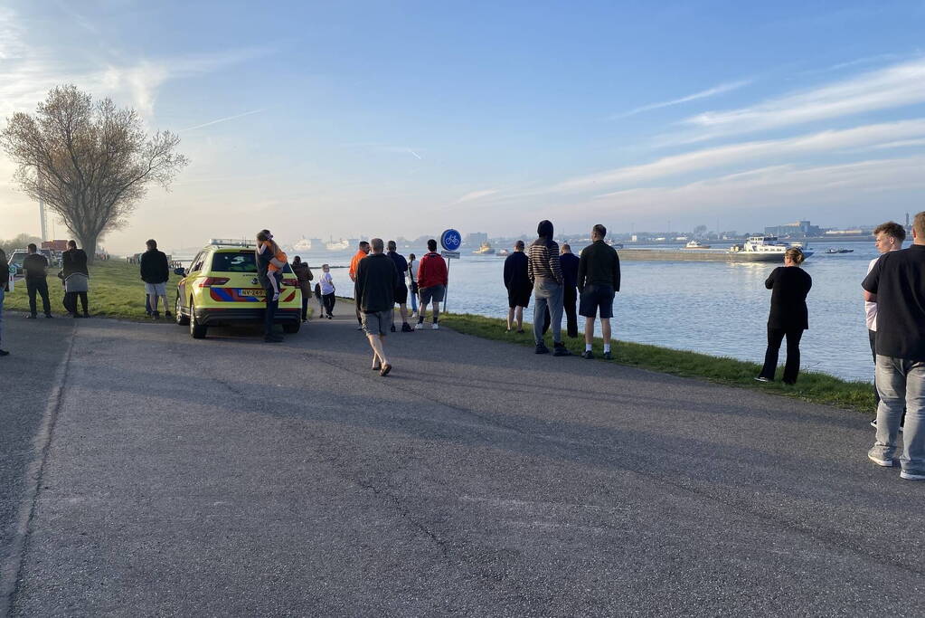 Binnenvaartschip gekapseisd bij Maeslantkering op Nieuwe Waterweg