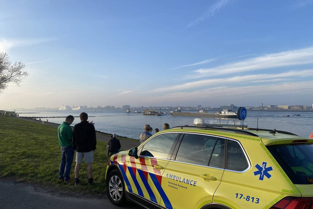 Binnenvaartschip gekapseisd bij Maeslantkering op Nieuwe Waterweg