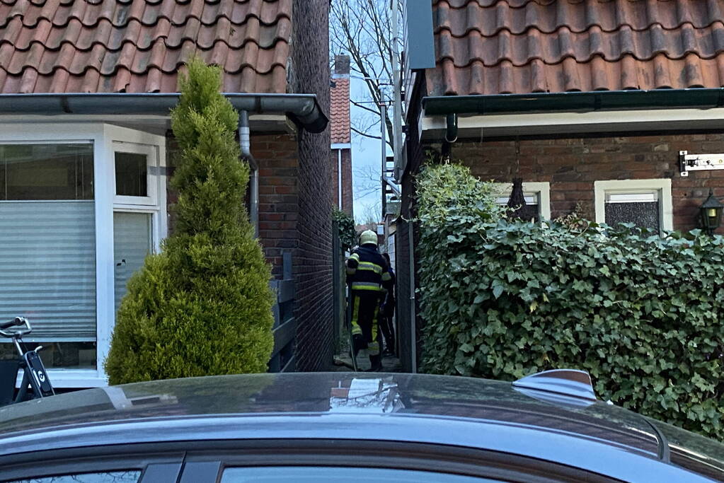 Brand in schuur achter woning