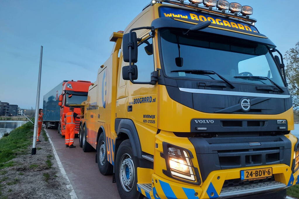 Vrachtwagen rijdt zich vast in berm