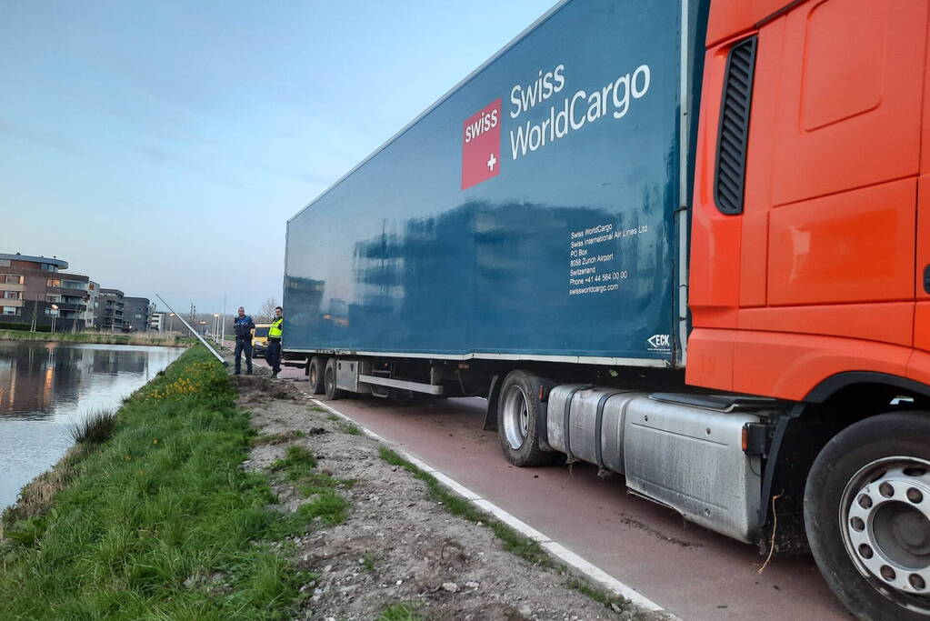 Vrachtwagen rijdt zich vast in berm